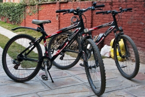 Onze fietsen, nu nog allebei eenzelfde trainingspak